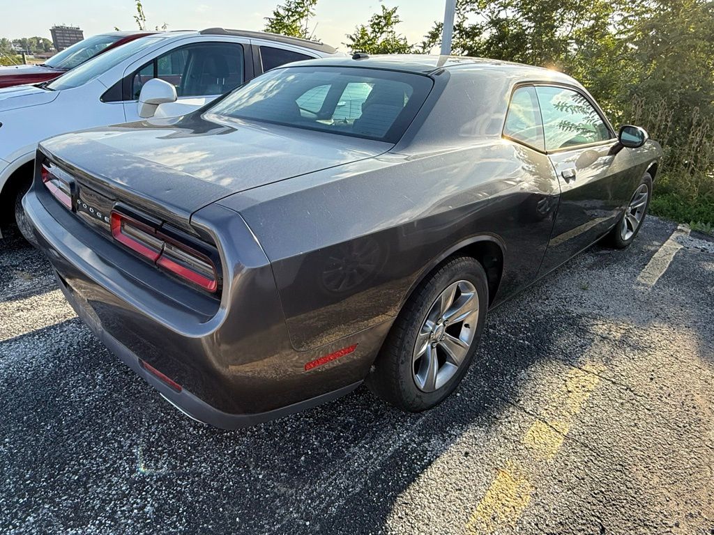 2015 Dodge Challenger SXT photo 4