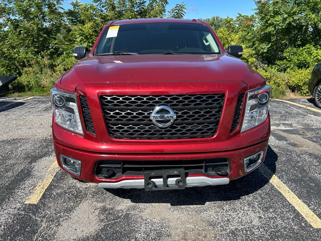 2019 Nissan Titan PRO-4X Crew Cab photo 2