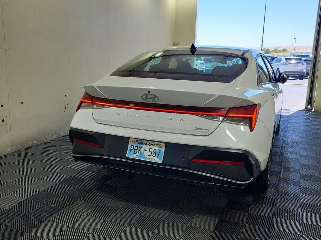 2024 Hyundai Elantra Limited photo 3
