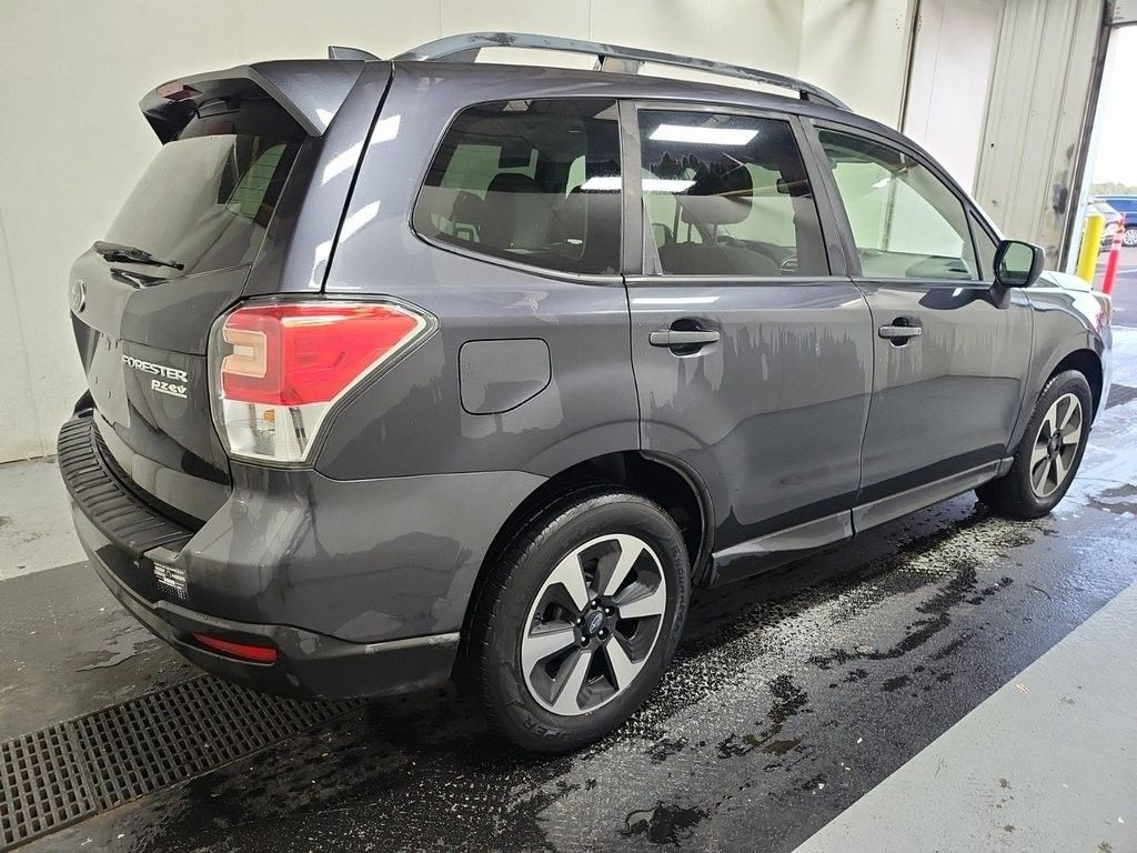 2017 Subaru Forester 2.5i Premium photo 3