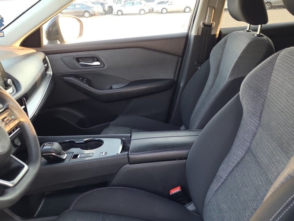 2021 Nissan Rogue SV photo 2