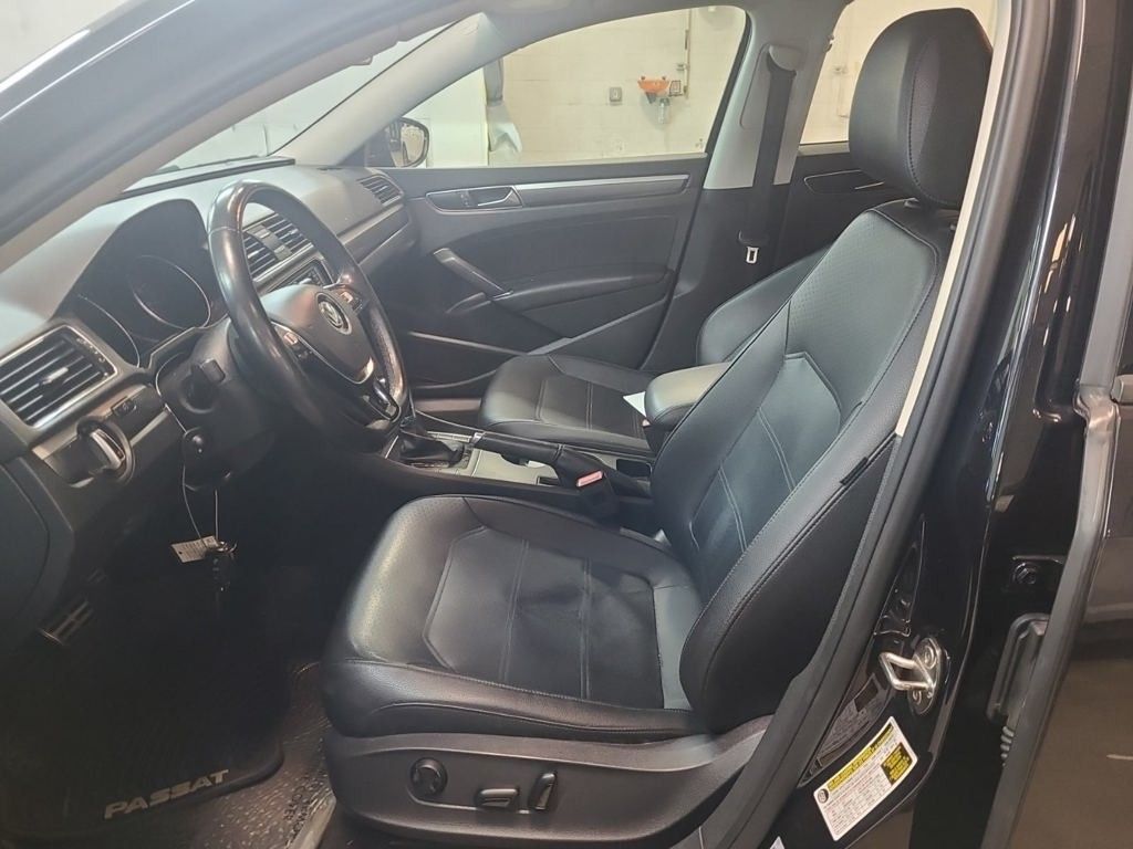 2018 Volkswagen Passat 2.0T R-Line photo 3