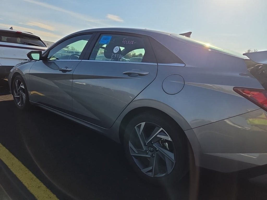 2025 Hyundai Elantra SEL Convenience photo 3