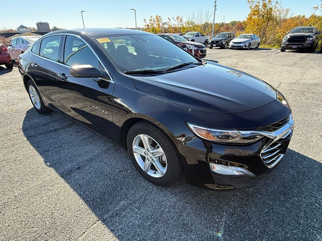 2024 Chevrolet Malibu 1LT photo 2