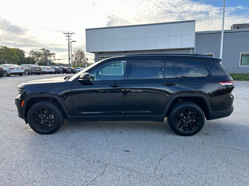 2024 Jeep Grand Cherokee Altitude photo 2