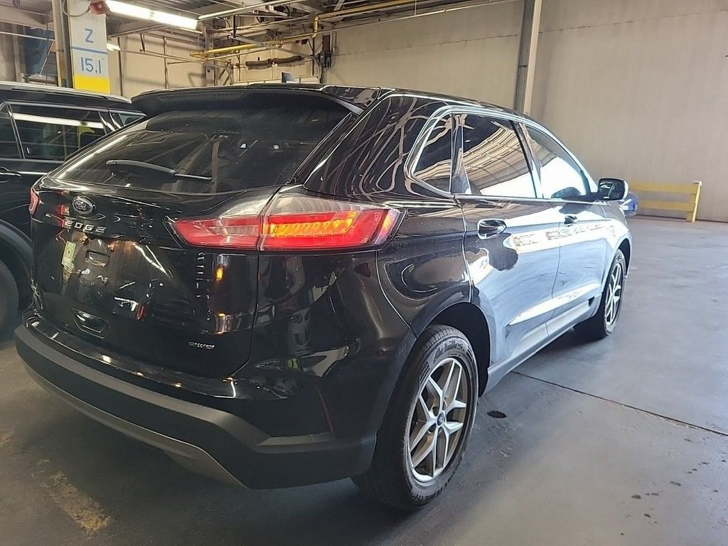 2023 Ford Edge SEL photo 3