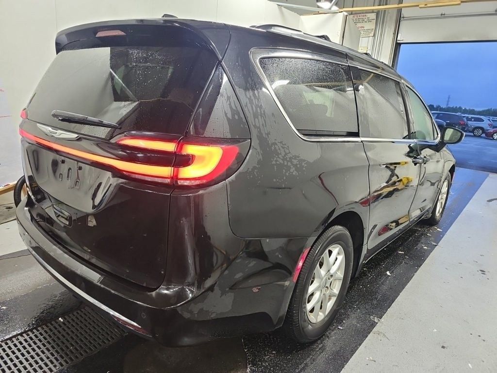 2022 Chrysler Pacifica Touring L photo 3