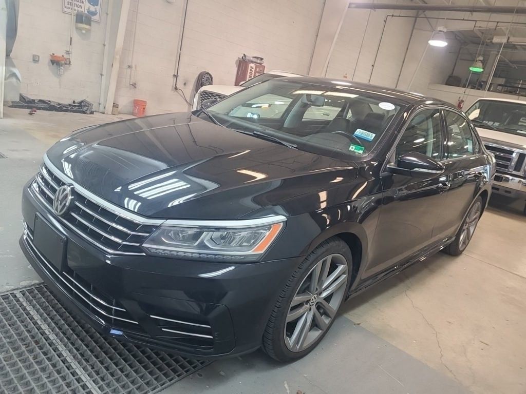 2018 Volkswagen Passat 2.0T R-Line photo 2