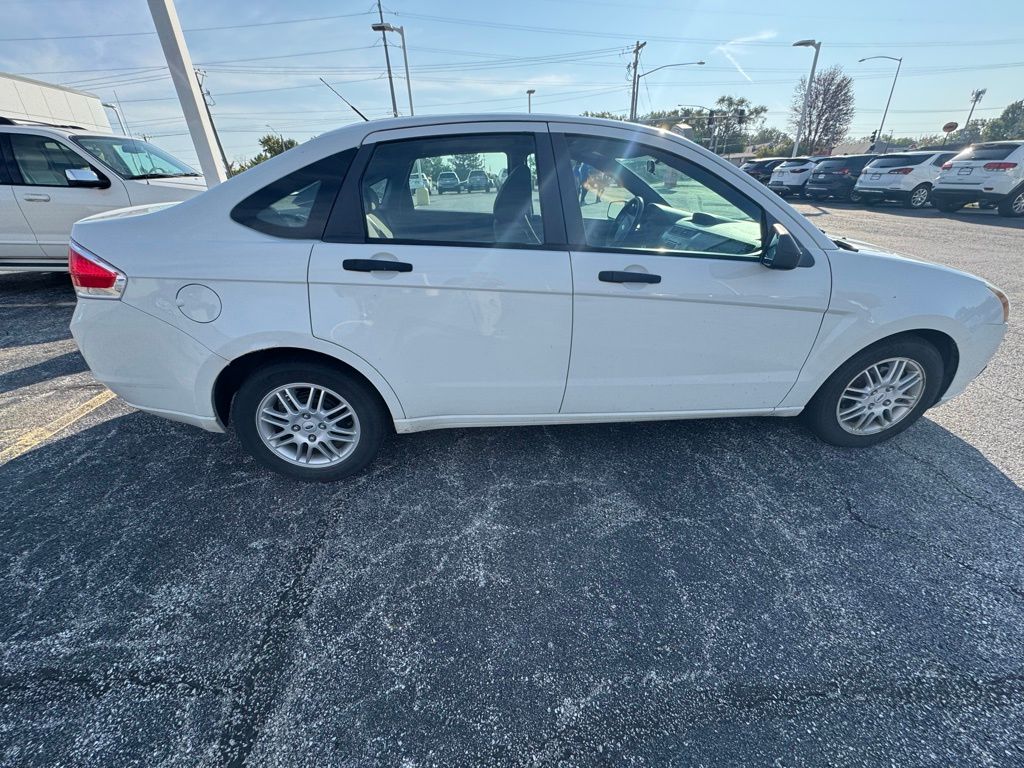 2010 Ford Focus SE photo 3