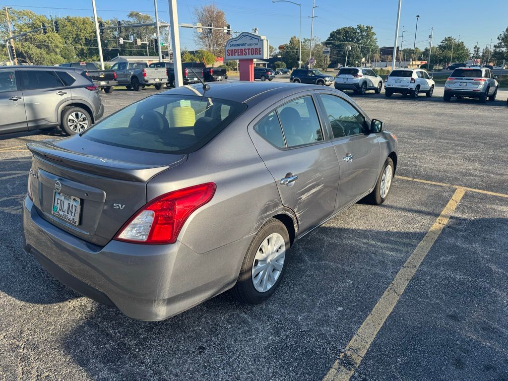 2017 Nissan Versa 1.6 SV photo 3