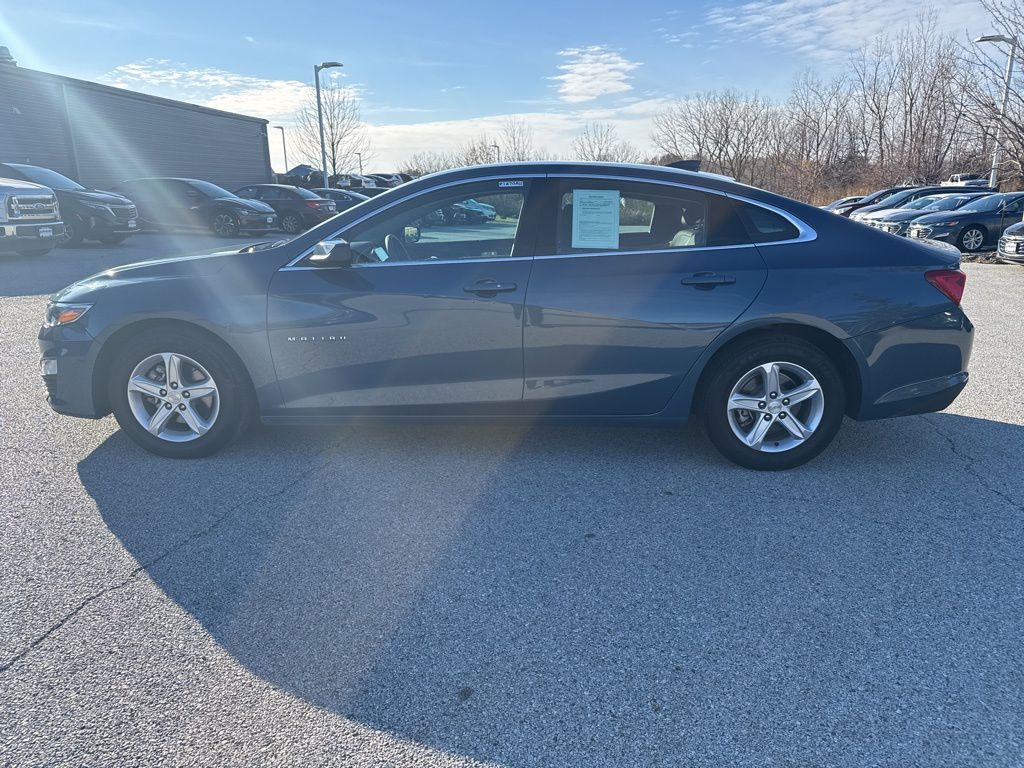 2024 Chevrolet Malibu 1LT photo 2