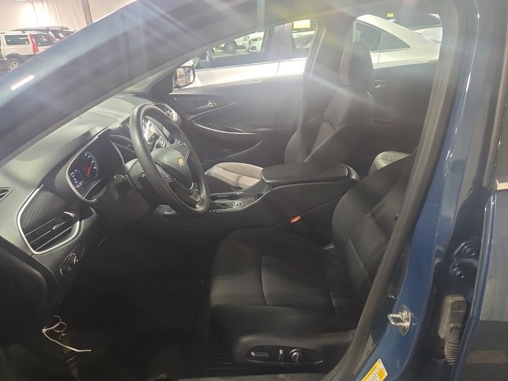 2024 Chevrolet Malibu 1LT photo 2
