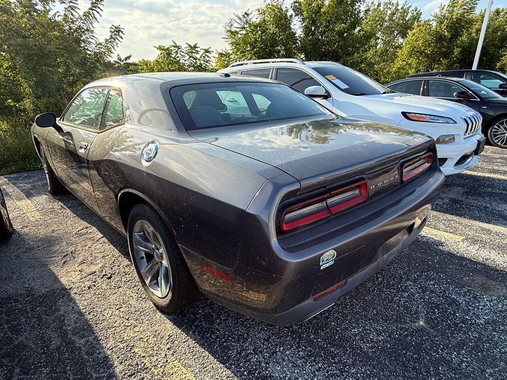 2015 Dodge Challenger SXT photo 3