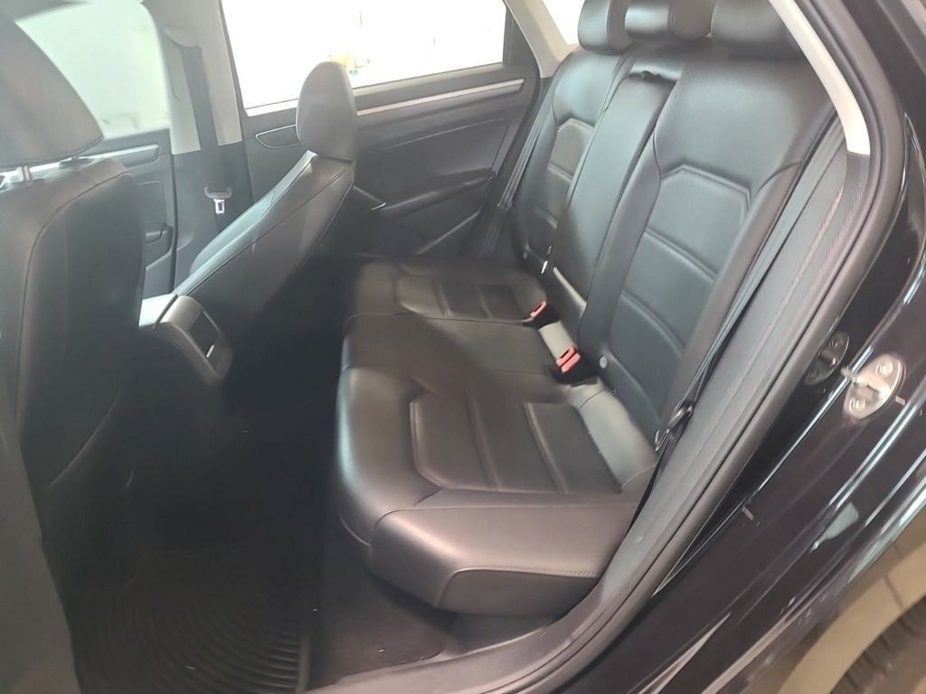 2018 Volkswagen Passat 2.0T R-Line photo 4