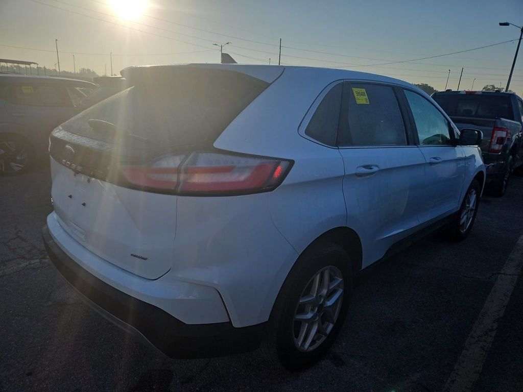 2022 Ford Edge SEL photo 2