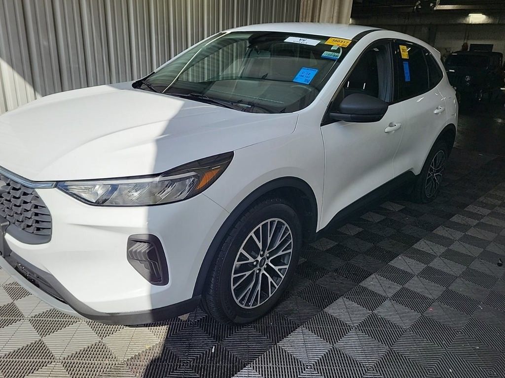 2023 Ford Escape Hybrid Active photo 2