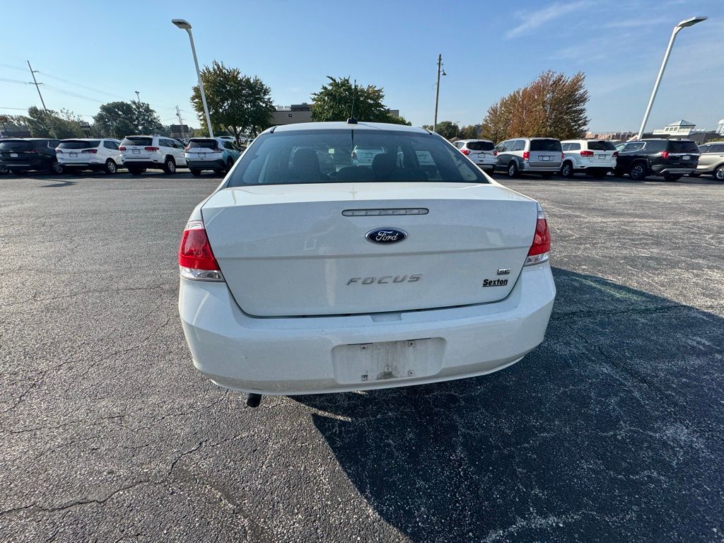 2010 Ford Focus SE photo 2