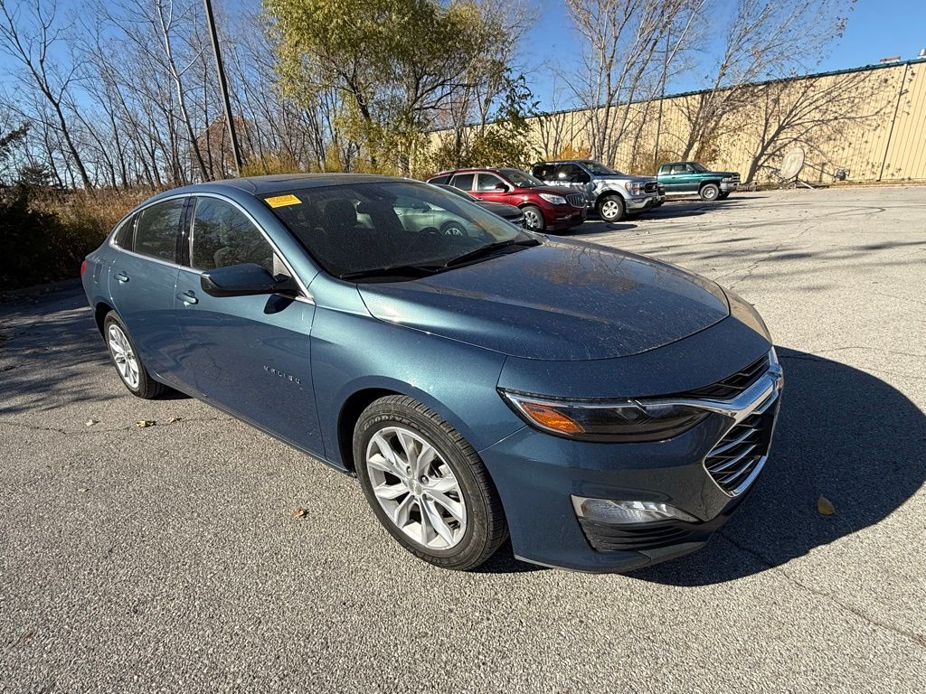 2024 Chevrolet Malibu 1LT photo 2