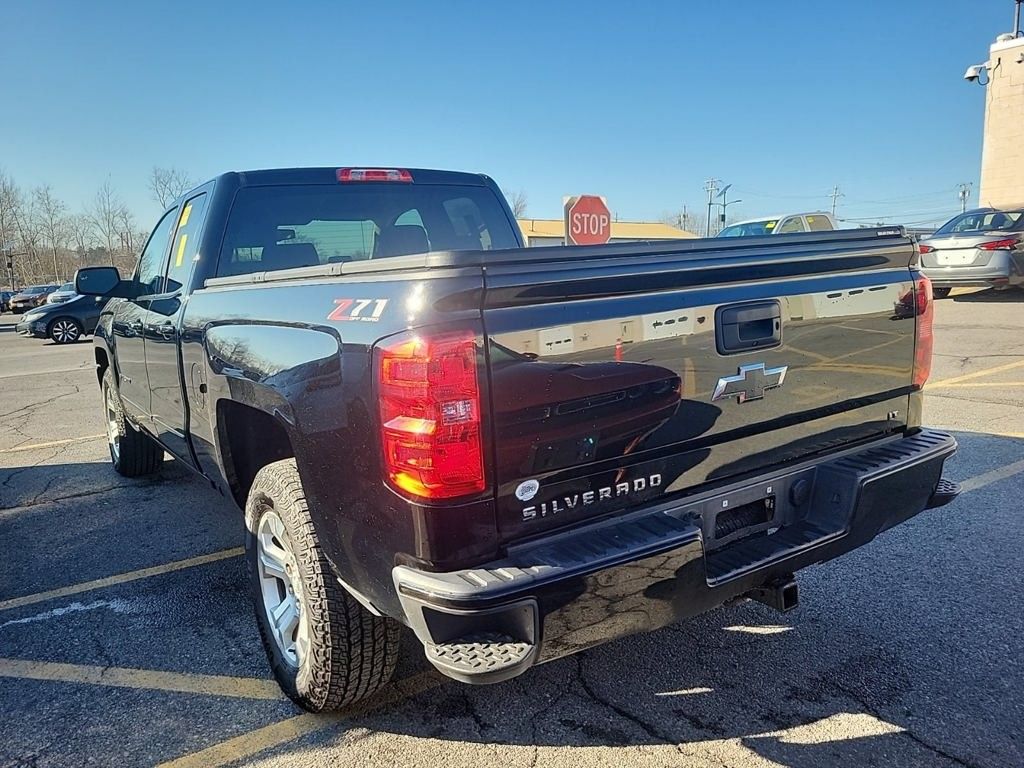 2018 Chevrolet Silverado 1500 LT photo 3
