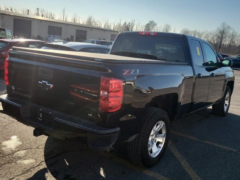 2018 Chevrolet Silverado 1500 LT photo 2