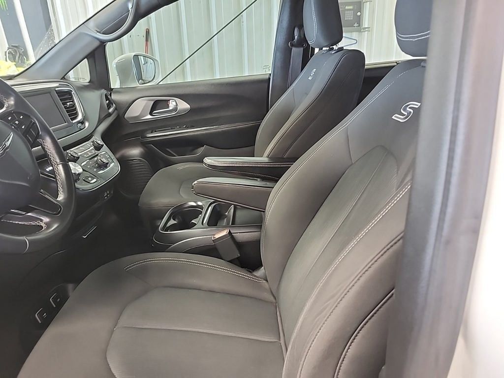 2018 Chrysler Pacifica Touring Plus photo 2
