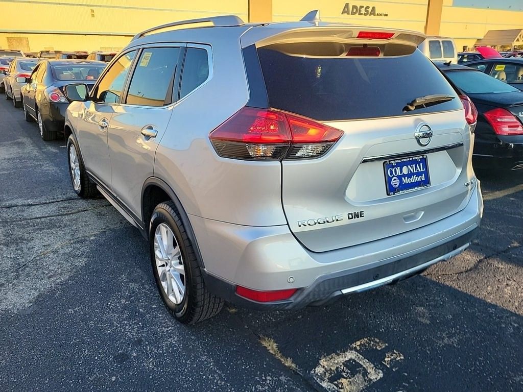 2019 Nissan Rogue SV photo 3