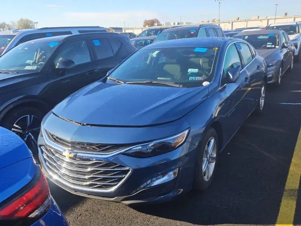 2024 Chevrolet Malibu 1LT photo 2