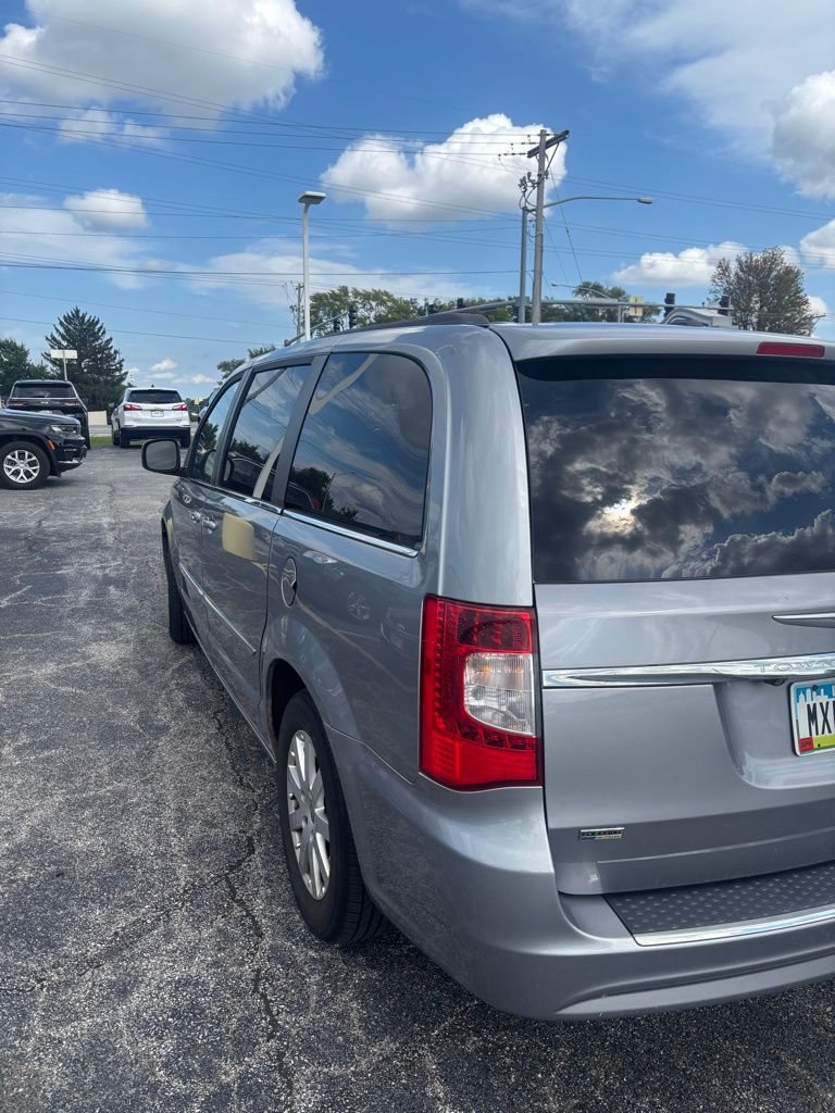 2013 Chrysler Town & Country Touring photo 2