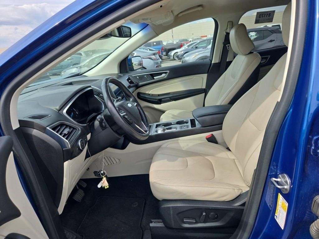2021 Ford Edge Titanium photo 2
