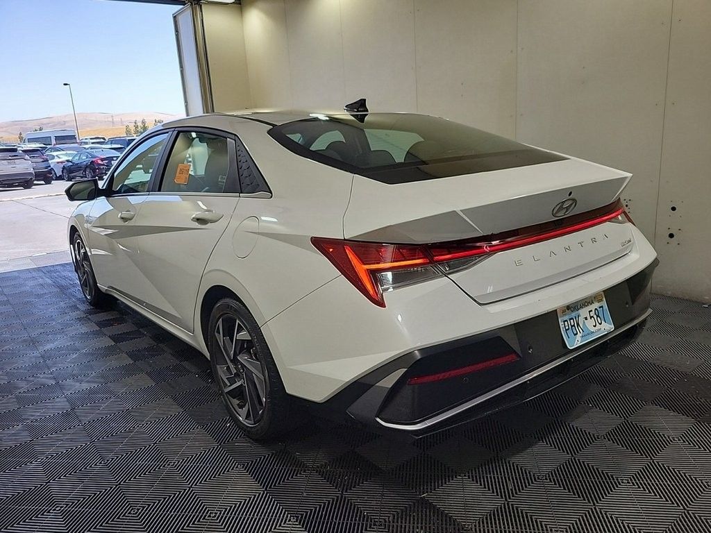 2024 Hyundai Elantra Limited photo 4