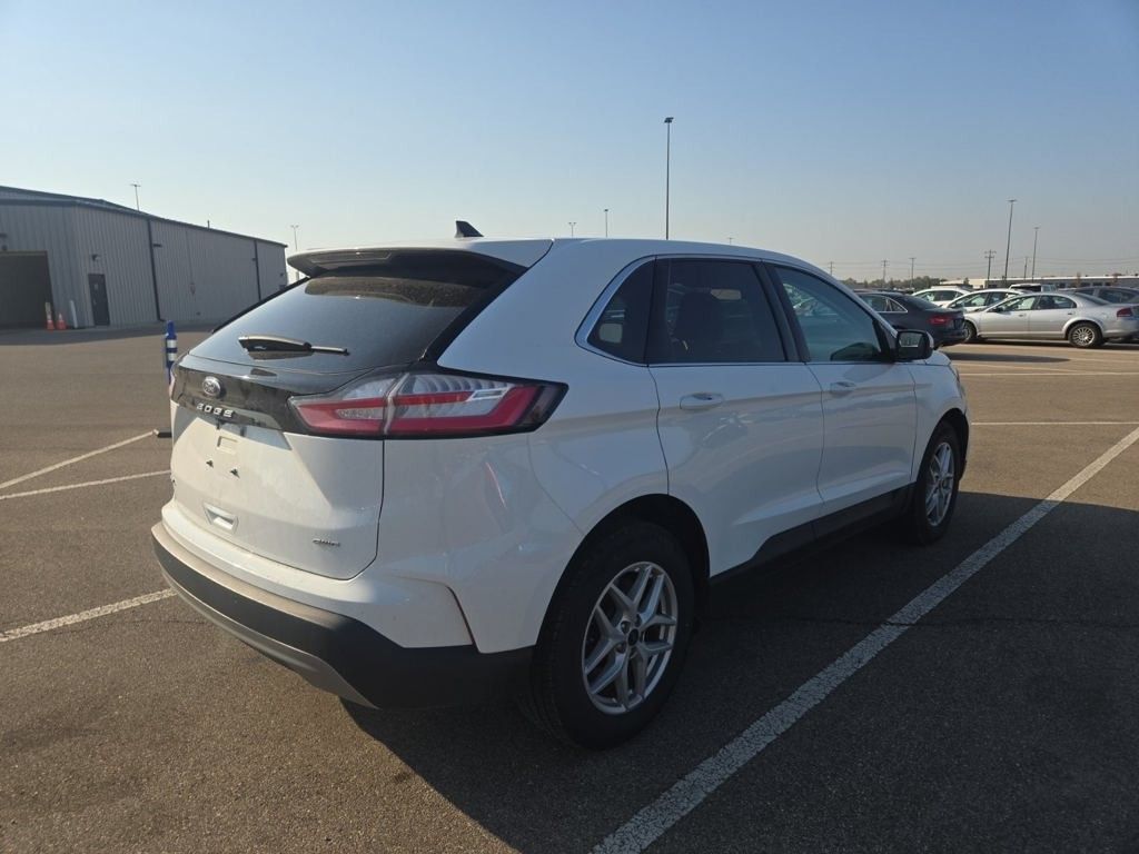 2024 Ford Edge SEL photo 2