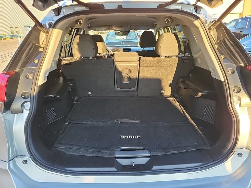 2019 Nissan Rogue SV photo 2