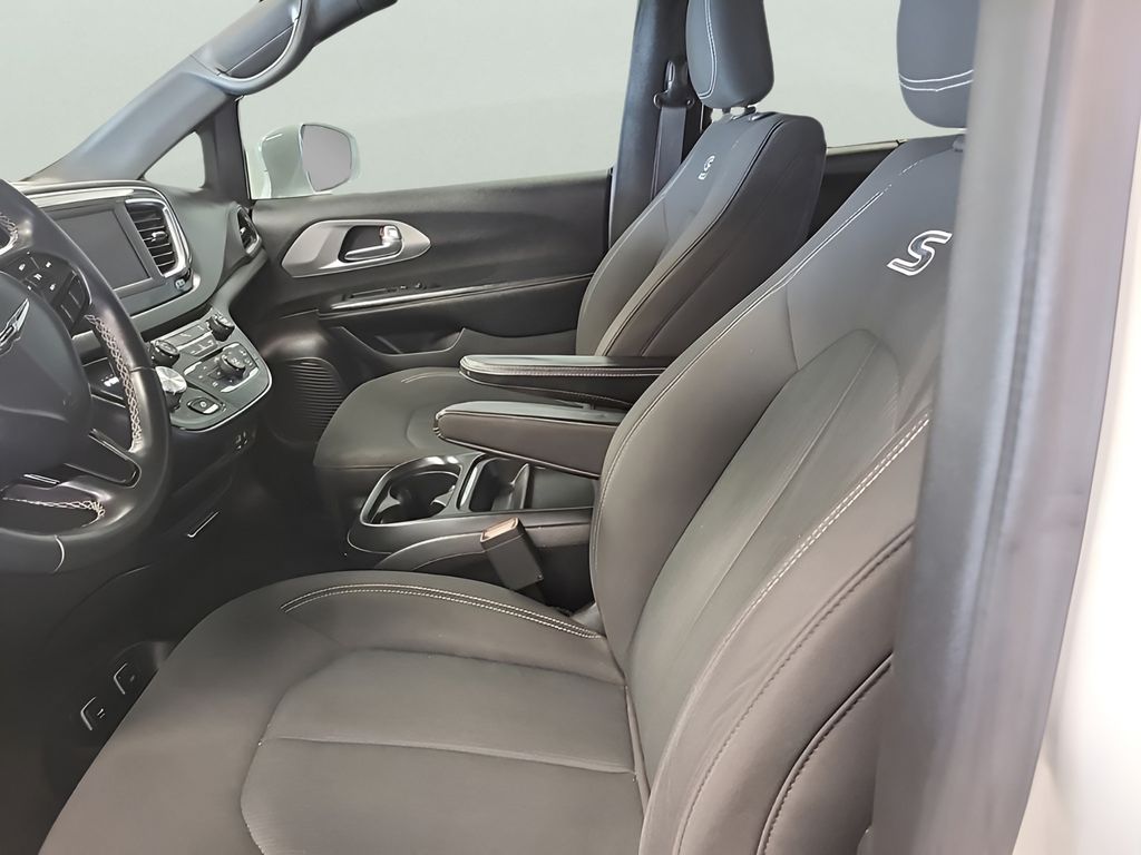 2018 Chrysler Pacifica Touring Plus photo 2