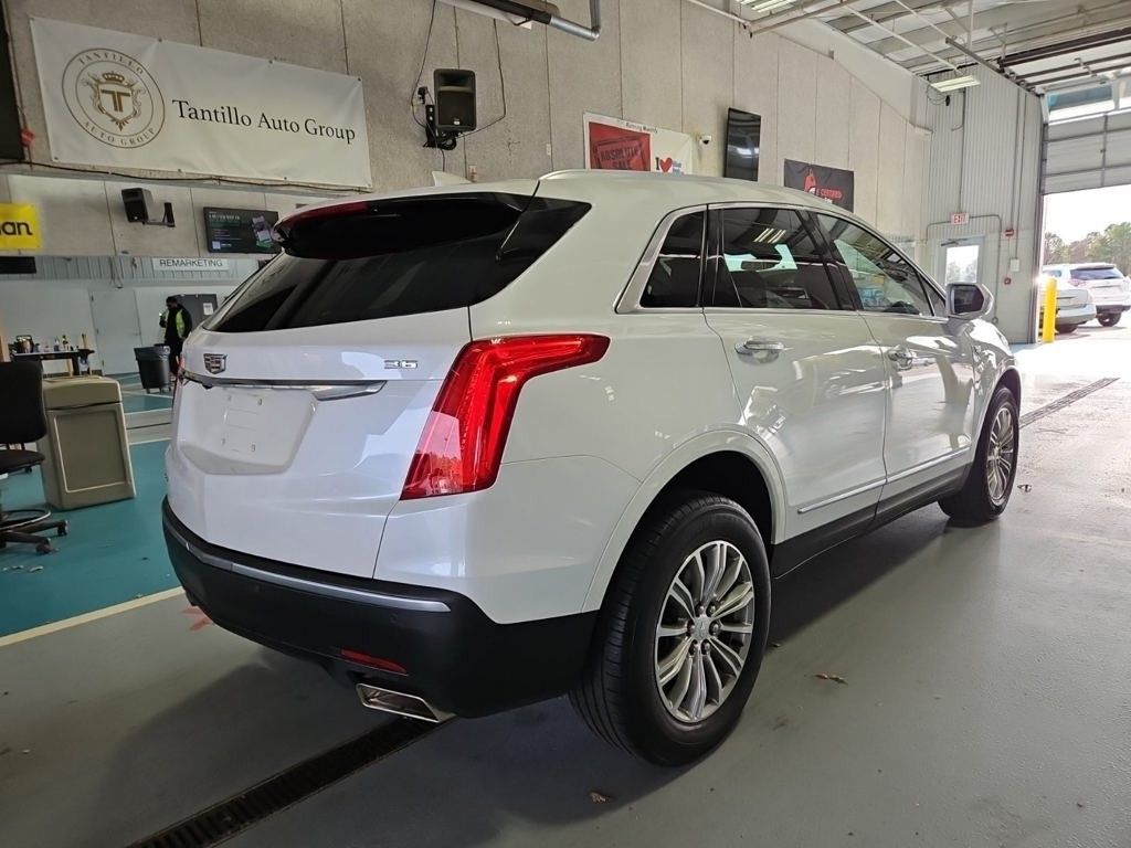 2018 Cadillac XT5 Luxury photo 2