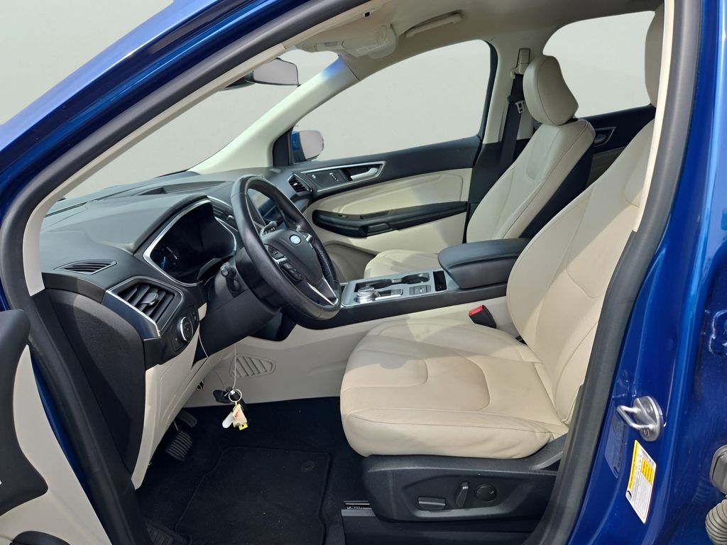 2021 Ford Edge Titanium photo 2