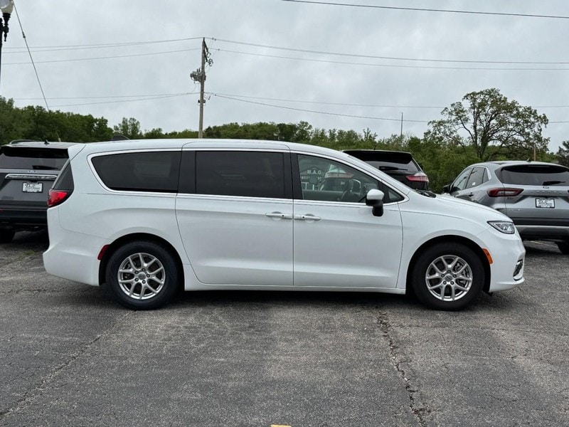 Used 2023 Chrysler Pacifica Touring L with VIN 2C4RC1BG7PR533106 for sale in Pacific, MO