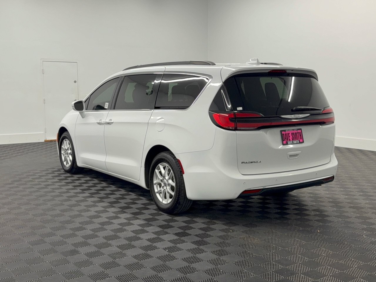 Used 2022 Chrysler Pacifica Touring L Minivan