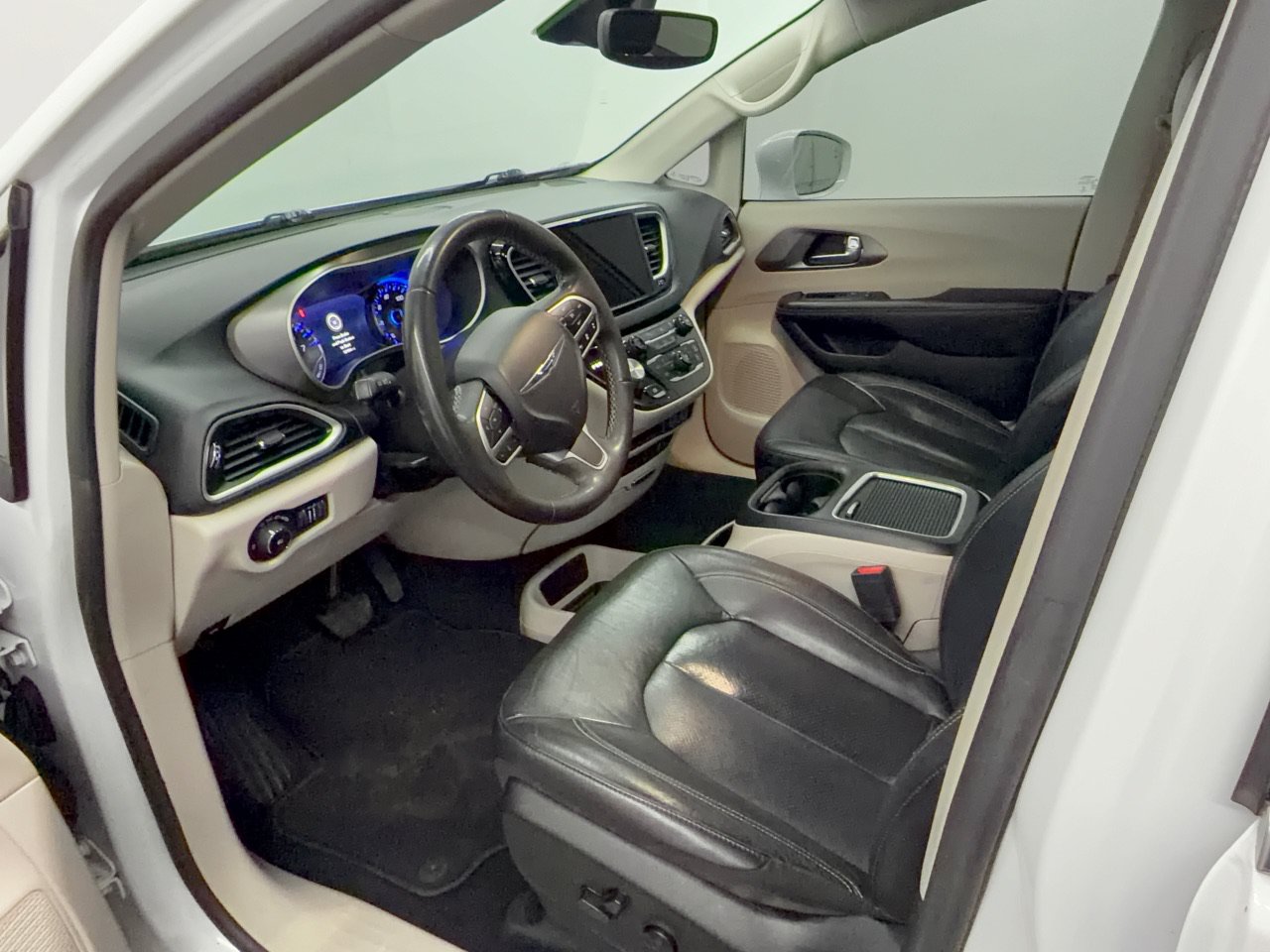 Used 2022 Chrysler Pacifica Touring L Minivan