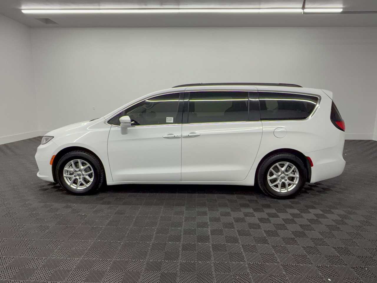 Used 2022 Chrysler Pacifica Touring L Minivan