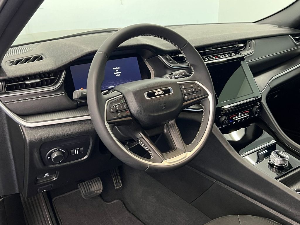 Used 2025 Jeep Grand Cherokee Laredo 4x4 SUV