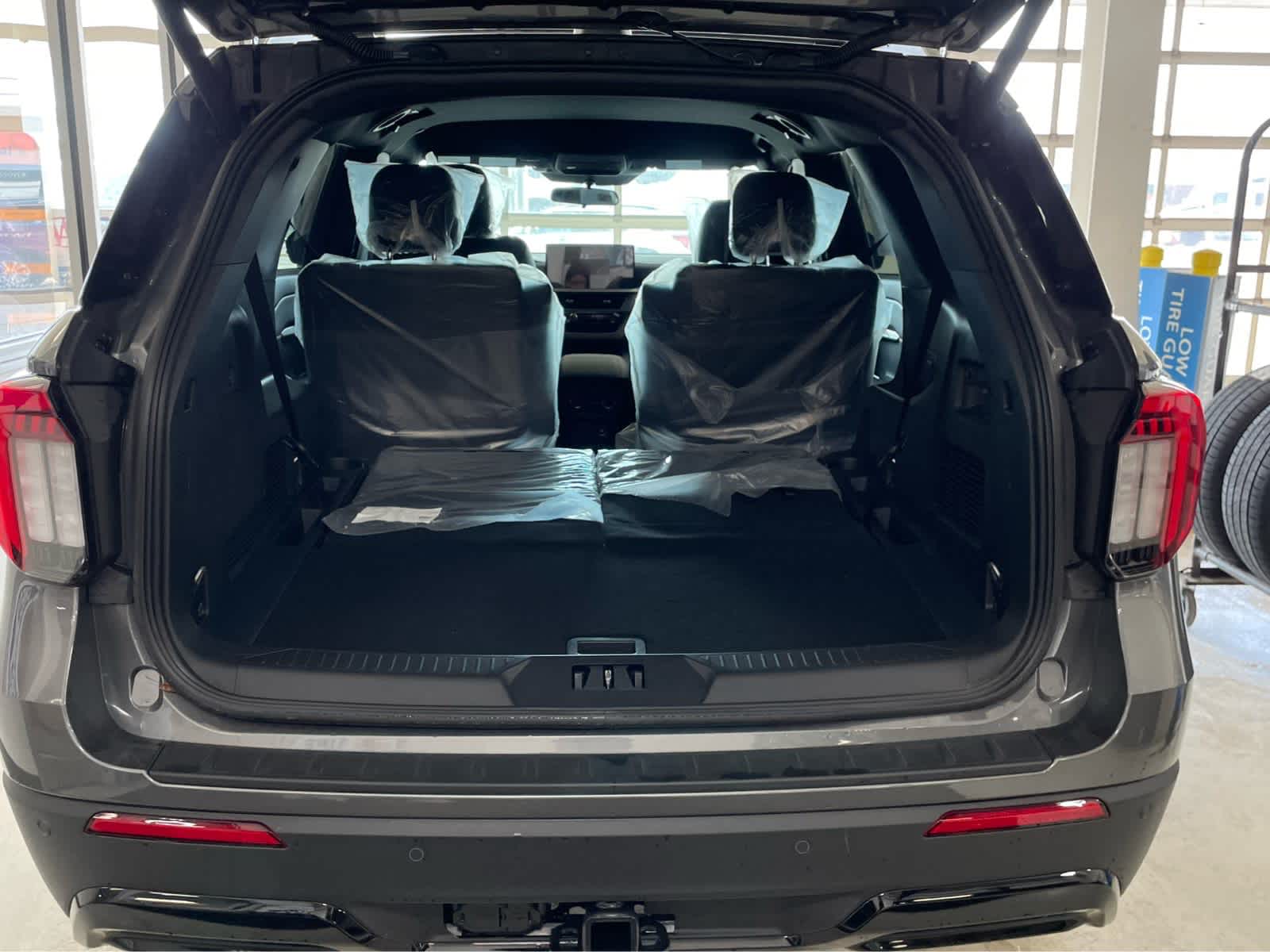 2026 Ford Explorer ST-Line - Photo 25
