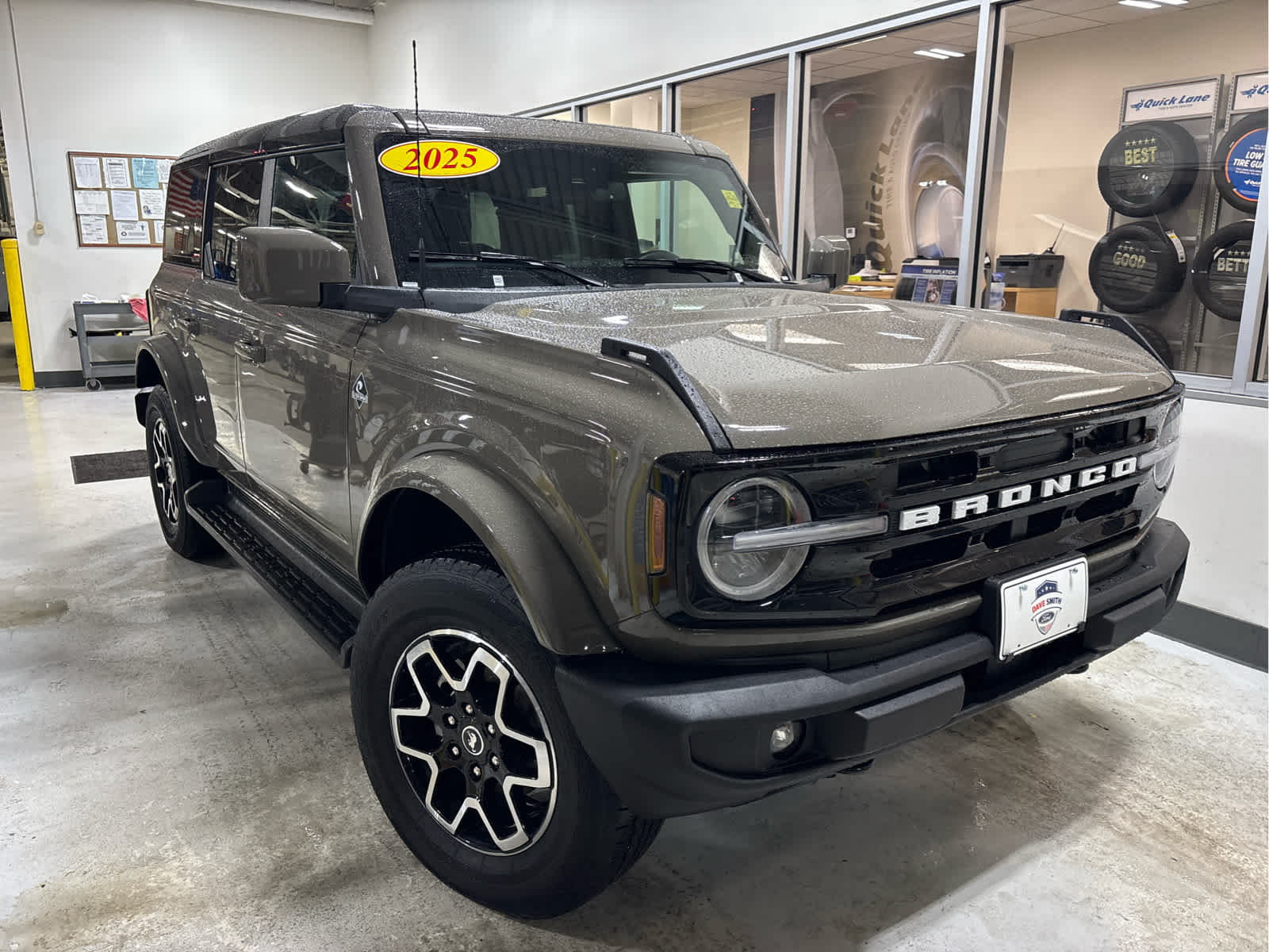2025 Ford Bronco Outer Banks photo 2