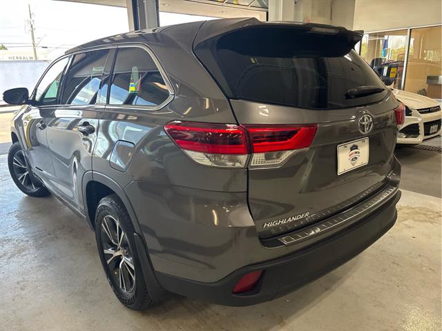 2017 Toyota Highlander LE Plus photo 4