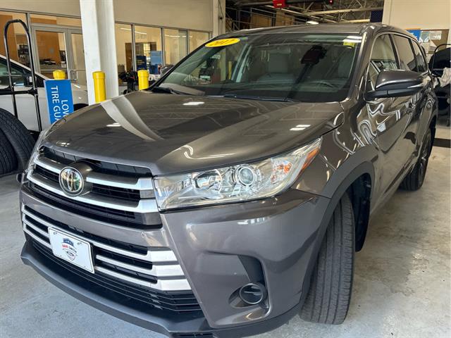 2017 Toyota Highlander LE Plus photo 3