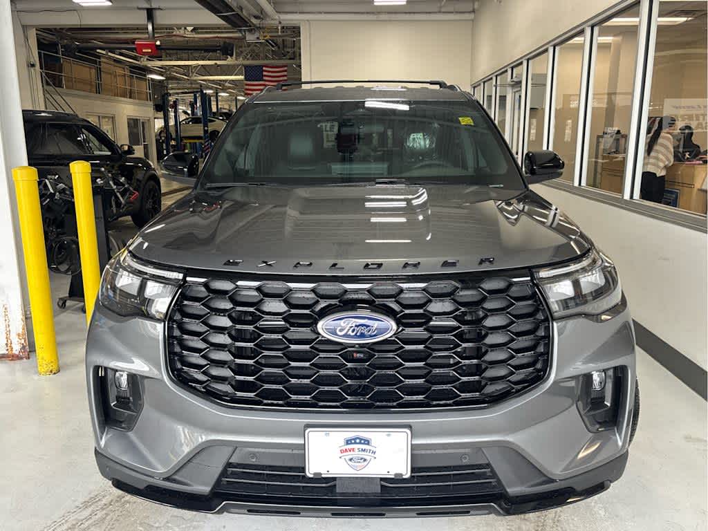 2025 Ford Explorer ST-Line photo 2