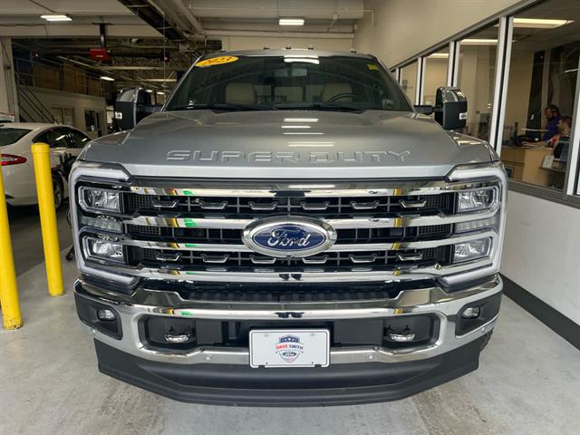 2023 Ford F-250 Lariat photo 2