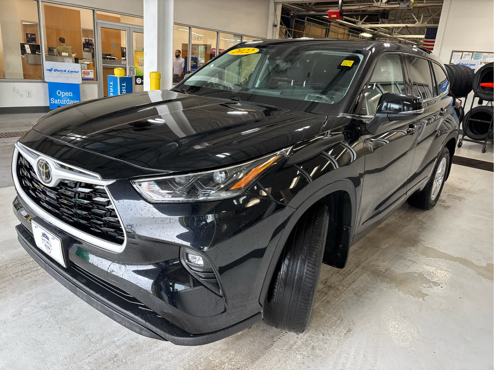 2022 Toyota Highlander LE photo 3