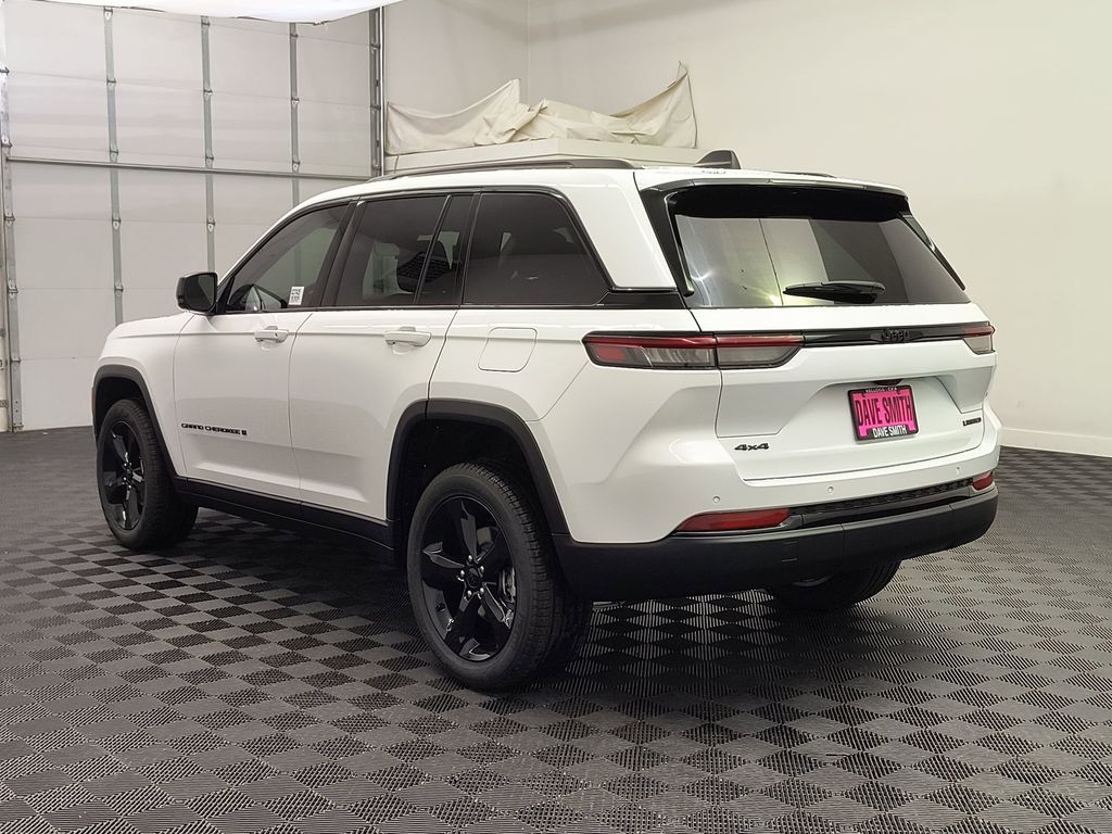 2025 Jeep Grand Cherokee Limited Sport photo 3