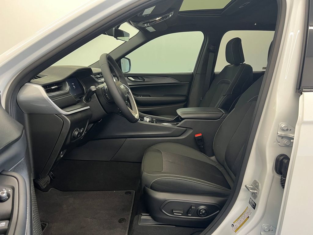 Certified 2025 Jeep Grand Cherokee Laredo SUV