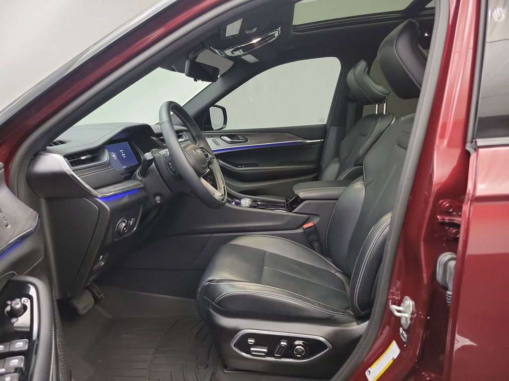 2024 Jeep Grand Cherokee Overland photo 4